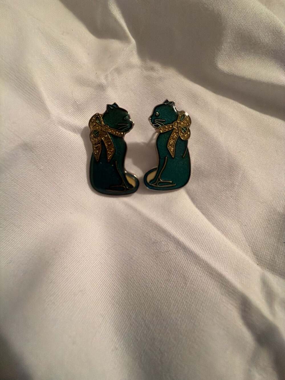 Vintage REO Signed Enamel Cat Earrings with Gold Tone Bow